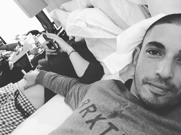 Sin embargo, fue con esta postal que el actor de 35 años de edad dejó en evidencia el 'baby bump' de Zuria Vega.