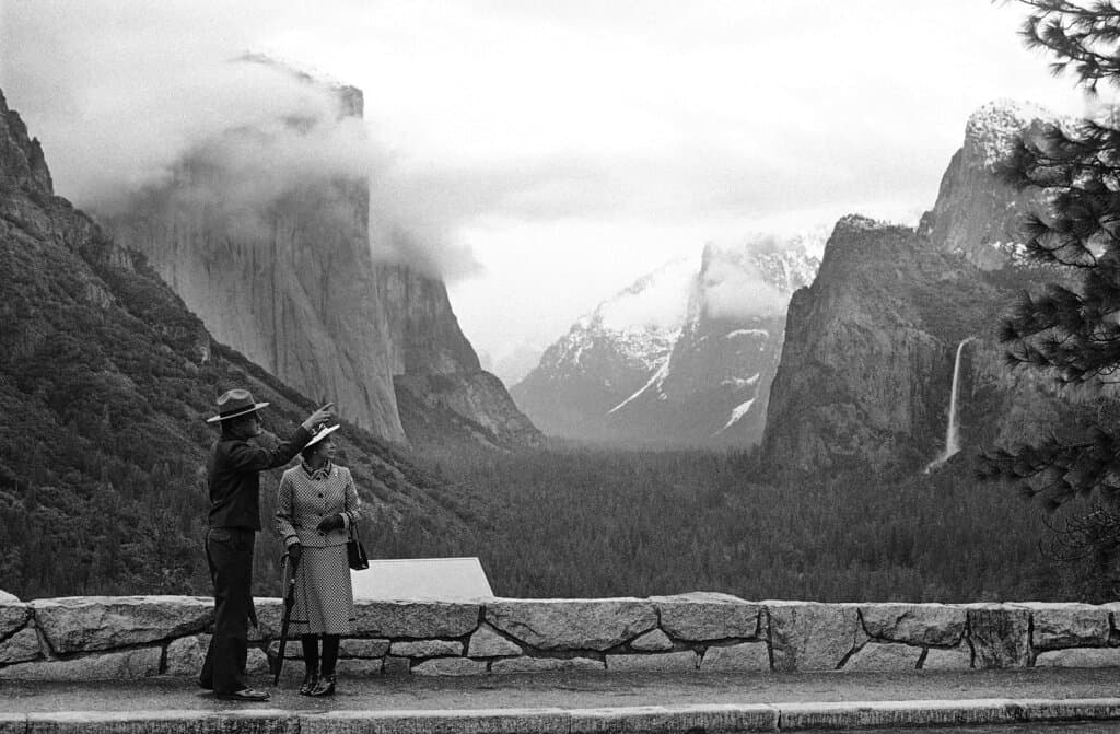 Posteriormente, la pareja real británica visitó
<b>Yosemite National Park</b> el 5 de marzo de 1983, y apreciaron las maravillas naturales de la zona desde Inspiration Point.