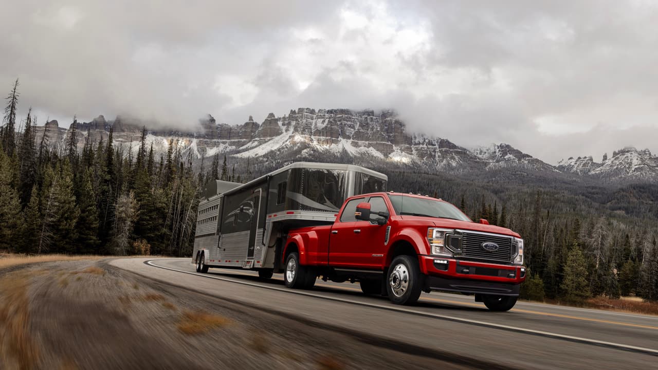El hecho de que Ford no haya revelado las cifras de performance para los distintos trenes motrices de la Ford Serie-F Super Duty 2020 nos dice que Ford apuró esta presentación para coincidir con la presentación de Chevrolet, pero también nos dice
<b> lo importante que es para Ford defender su primer lugar como fabricante vendedor de camionetas pickup</b>. No en balde pusieron a nuestra disposición tantas fotos de las camionetas remolcando todo tipo de trailers enormes.