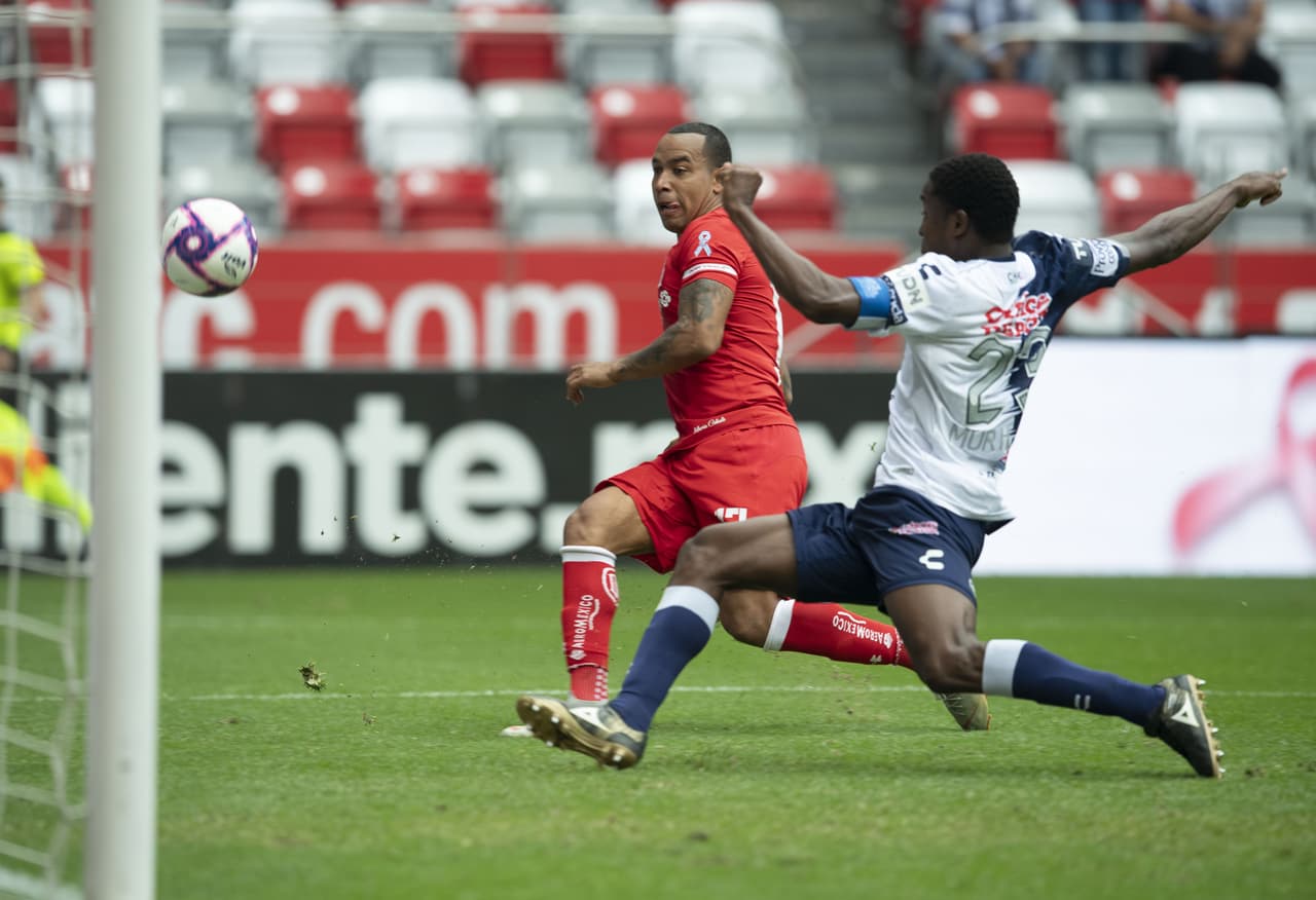 Felipe Pardo gana el mano a mano, saca al portero y manda a guardar el bal´ón para el 2-0.