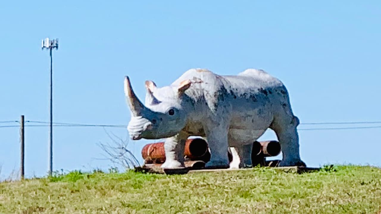 Las esculturas más grandes de esta atracción gratuita se encuentran justo al lado de la carretera 288.