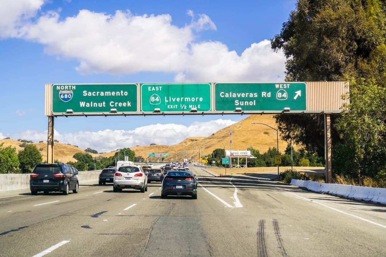 <h3 class="cms-H3-H3">10.- Sacramento, California</h3>
<br>
<br>
<b>Costo promedio anual:</b> $1,039
<br>
<b>Tiempo promedio de traslado al trabajo:</b> 28 minutos
<br>
<b>Horas perdidas en el tráfico al año:</b> 25
<br>
<br>Los factores que afectan el costo de los desplazamientos incluyen la expansión urbana, la disponibilidad de transporte público y el costo de la gasolina en una región determinada.
<br>