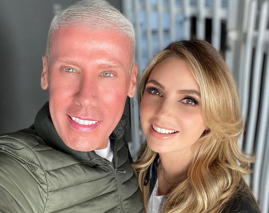 Sin embargo, también se ha visto afectado por la fama y los problemas de sus clientas, tal es el caso de Angélica Rivera, exprimera dama de México.
<br>