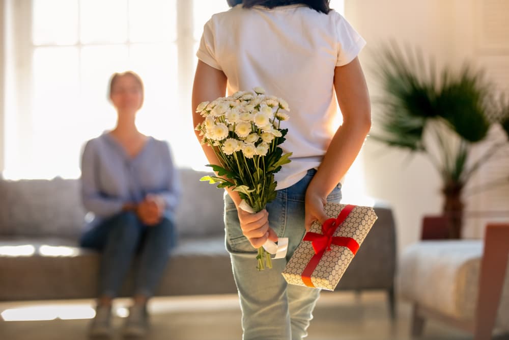 Hay un paquetito sorpresa que viene envuelto con un listón de regalos que debes abrirlo inmediatamente puesto que trae todo el mensaje positivo de la lluvia de estrellas, del trino de Júpiter y también de tu cumpleaños.
<br>