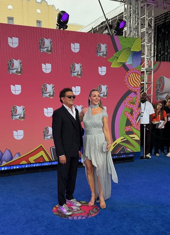 <b>Carlos Vives </b>llegó de la mano de su esposa Claudia Vásquez y vistieron atuendos contrastantes.