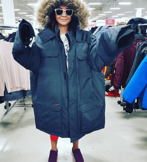 Su sentido del humor siempre está presente, ustedes que creen, ¿Daniela es muy pequeña o los gringos son muy grandes?