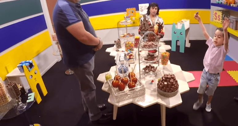 Al llegar personal del set de 'Chicles y Chocolates', Mateo fue acusado de robo por parte de Albertanito, pero de inmediato el capitán pidió la revisión de su ropa para demostrar su inocencia.