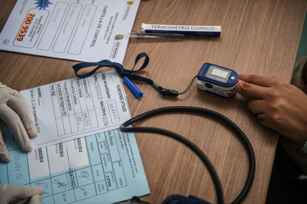 Quien reciba la vacuna deben esperar al menos 10 minutos después de recibir una inyección 
<b>para asegurarse de que no haya una reacción adversa inmediata.</b>
<br>
<br>