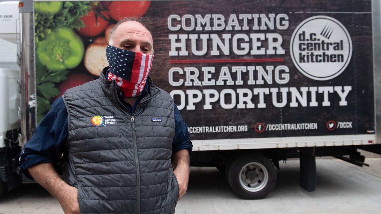 Chef José Andrés ofrece comida gratis a trabajadores federales en sus restaurantes de DC