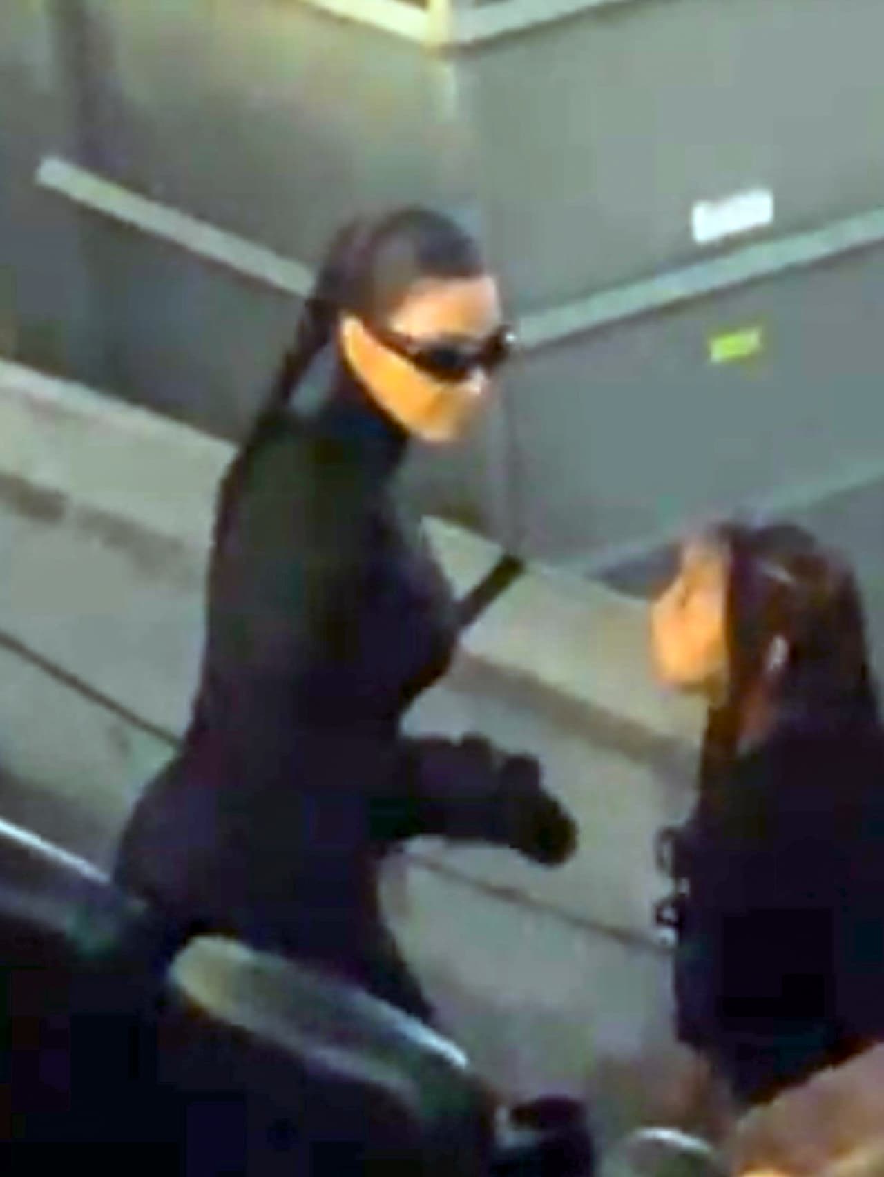 "
<b><a href="https://people.com/style/kim-kardashian-wears-head-to-toe-black-balenciaga-supports-ex-kanye-west-donda-event/" target="_blank">Kanye está en modo de trabajo completo </a></b>en este momento", dijo el informante, "no quiere irse de Atlanta hasta que su música esté terminada".
<br>