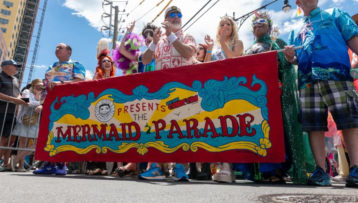 Neptunos y criaturas marinas inundan Coney Island: el Desfile de Sirenas 2026 celebra la rareza y la creatividad