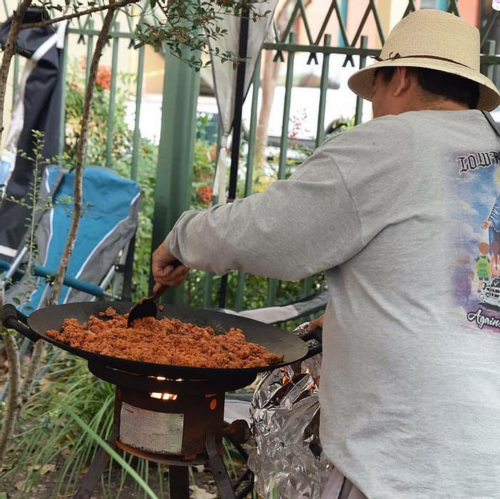 Los fideos locos son un platillo de fideos con frijoles pintos, papas y carne molida.