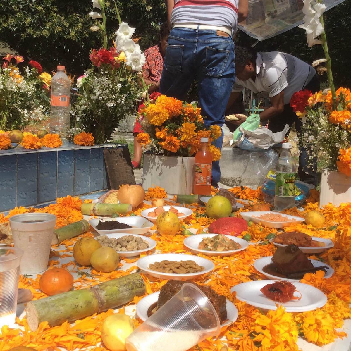 Las tumbas son decoradas con flores, comidas favoritas de los difuntos para que, cuando regresen, se sientan "contentos"