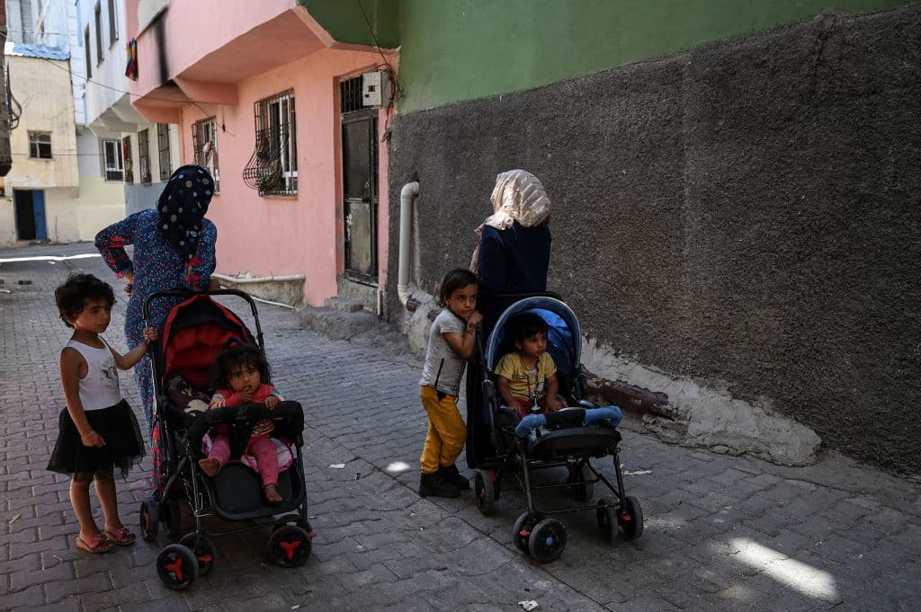El país que más refugiados acogió en 2021 fue
<b> Turquía, con 3.8 millones. </b>En la fotografía aparecen mujeres sirias con sus hijos caminando por la ciudad turca de 
<b>Sanliurfa</b>.