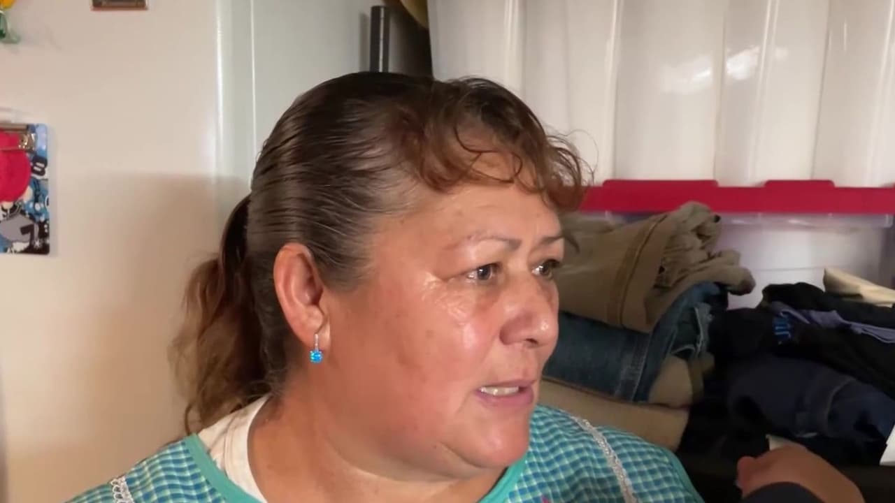Luz Carrillo había comprado una bomba para vaciar el agua de su casa y proteger su hogar, con la esperanza de enfrentar cualquier acumulación durante las lluvias. Sin embargo,
<b>la intensidad de <a href="https://www.univision.com/local/chicago-wgbo/requirednoche-de-tormentas-en-chicago-inundaciones-cortes-de-luz-y-un-techo-arrancado-entre-otros-danos" target="_blank">la tormenta superó sus expectativas</a> </b> y no fue suficiente para evitar los daños.
<br>