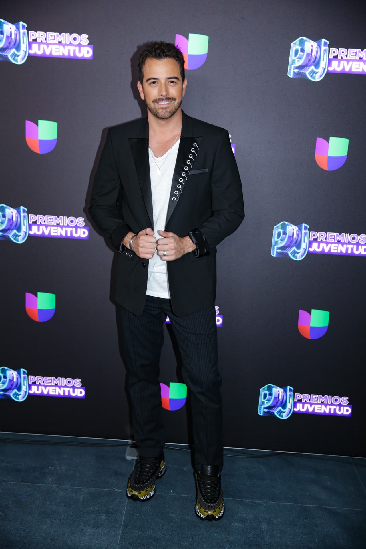 Mane de la Parra destacó por su formalidad al vestir y como presentador durante la ceremonia.