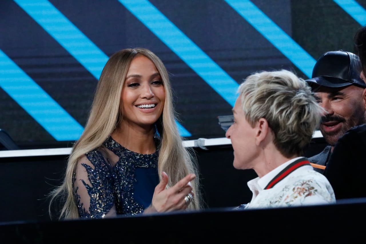 Con el mismo vestuario JLo bromeó con la comediante y conductora Ellen Degeneres, quien también estuvo al frente de la transmisión.