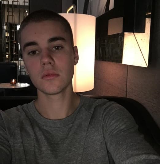 Una fuente reveló a 'HollywoodLife' que Bieber hará llegar una cantidad impresionante de flores, las favoritas de Selena, hasta la intimidad de su camerino...