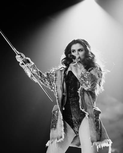 Y por si fuera poco, se reveló que el cantante podría mandarle entre sus presentes, algo divertido parecido a una linda broma que sólo ellos conocen...