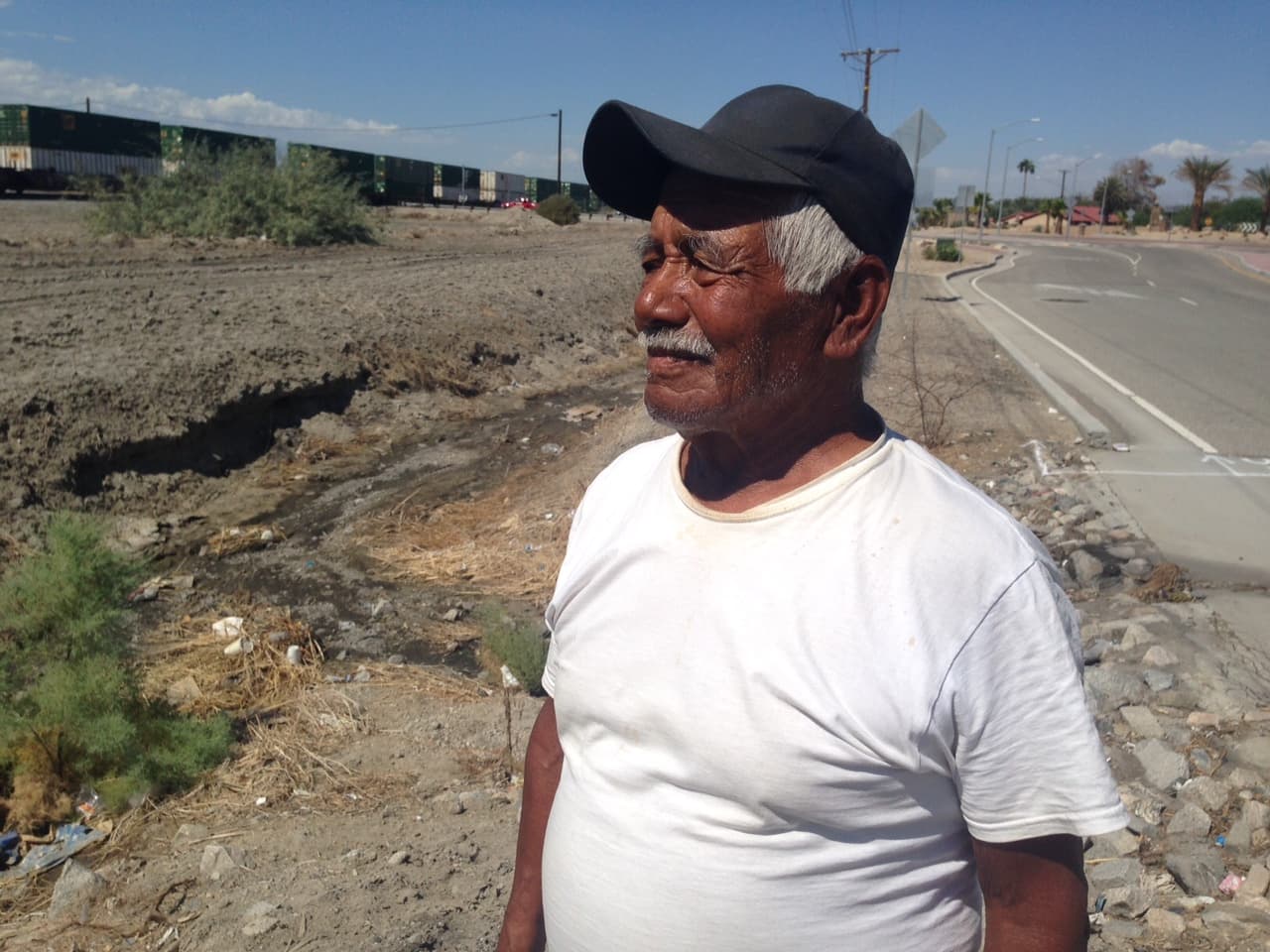 Abel Pérez, un oaxaqueño de 82 años, vino a su última cosecha en los campos de Mecca, California.