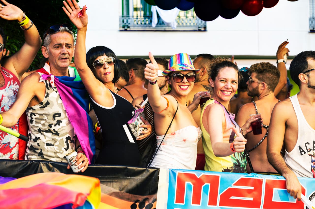 <b>Orgullo Gay Norte </b>
<br>Si te gusta un festival más relajado dirígete al norte de la ciudad hacia el barrio de Rogers Park. Este festival que se encuentra cerca de la parada de la línea roja de Morse ofrece entretenimiento, presentaciones de bandas locales en dos diferentes escenarios y tres pistas de baile.
<br>
<br>
<b>Donde: </b>Avenida Morse en Chicago
<br>
<b>Cuando: </b>sabado, 29 de junio
<br>
<b>Horario:</b>12:00pm-7:00pm
<br>
<b>Costo: </b>Gratis