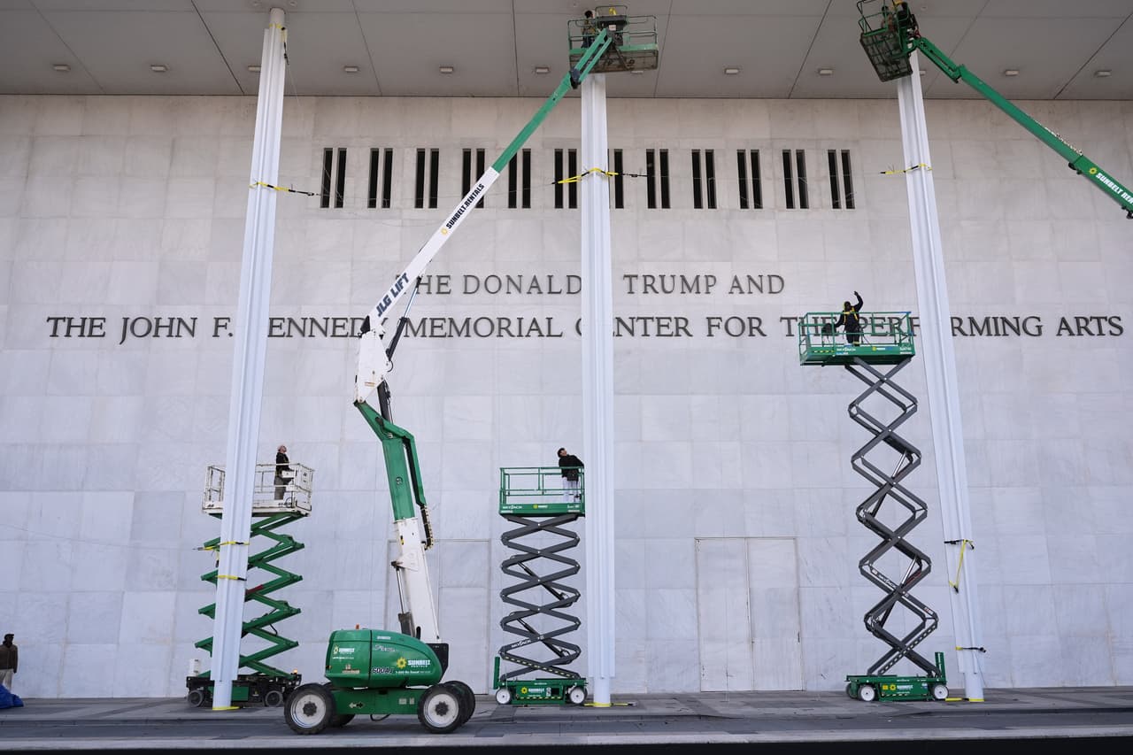 Así quedó el nuevo letrero del recién renombrado Trump-Kennedy Center en Washington DC.