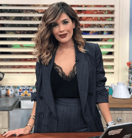 Otra opción de saco a rayas, esta vez combinada con una coqueta blusa de encaje.