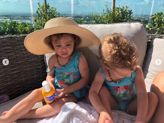 Victoria publicó esta fotografía donde se puede ver lo mucho que han crecido Azzul y Olivia.