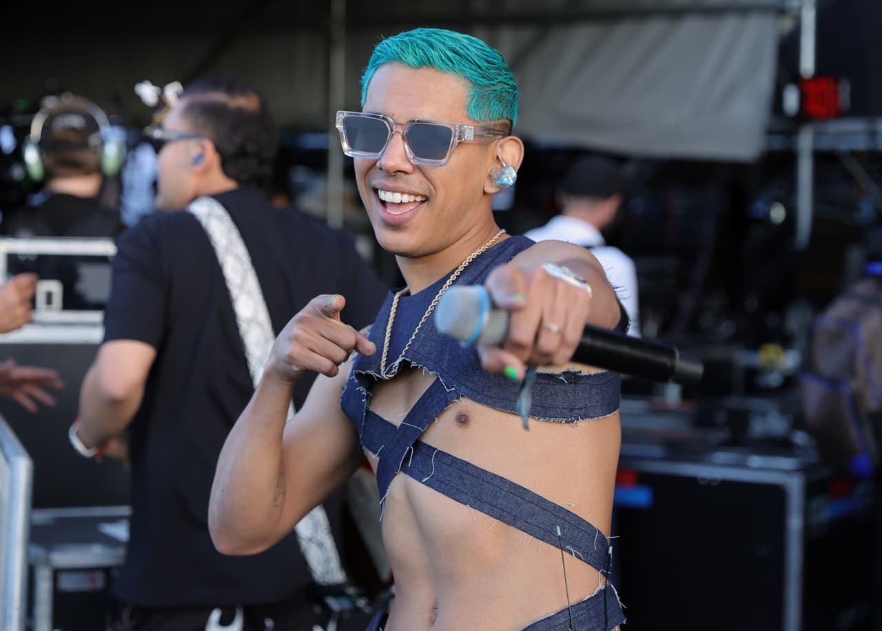 <h2 class="cms-H2-H2">Jhonny Caz</h2>
<br>
<br>El tercer vocalista de Grupo Firme es uno de los símbolos actuales de la comunidad LGBTQ+. Fue el primer cantante de Regional Mexicano que estuvo en el Pride Parade de Los Ángeles y ser coronado Rey del Gay Pride en CDMX, además la agrupación fue la primera en tener a un integrante abiertamente gay.