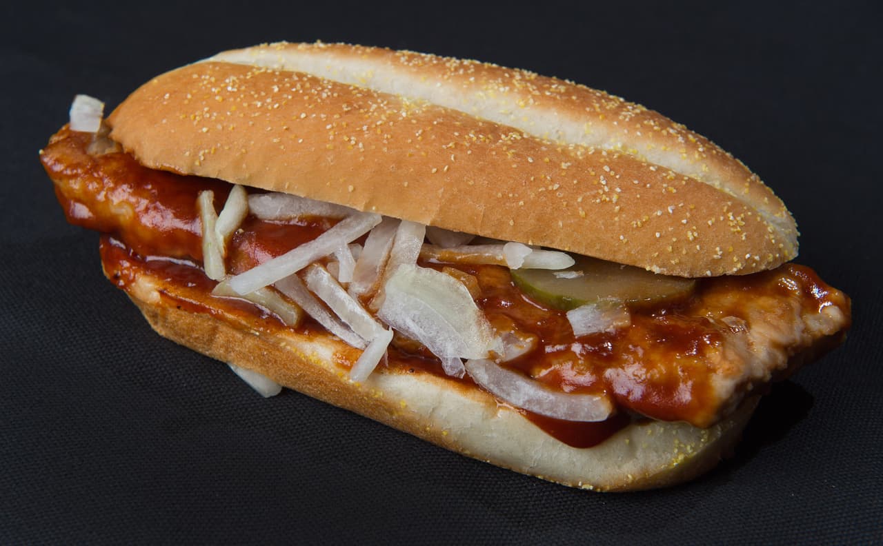 <b>Un sándwich de BBQ</b>. No importa si optas por el estilo oriental o Lexington, un sándwich de barbacoa o incluso un plato con “hushpuppies” y ensalada de col es un plato que debes probar si estás en el estado.