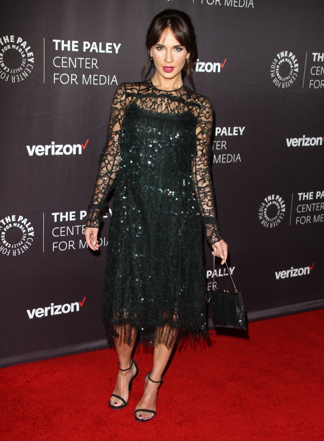 Adriana Louvier brilló con este look.