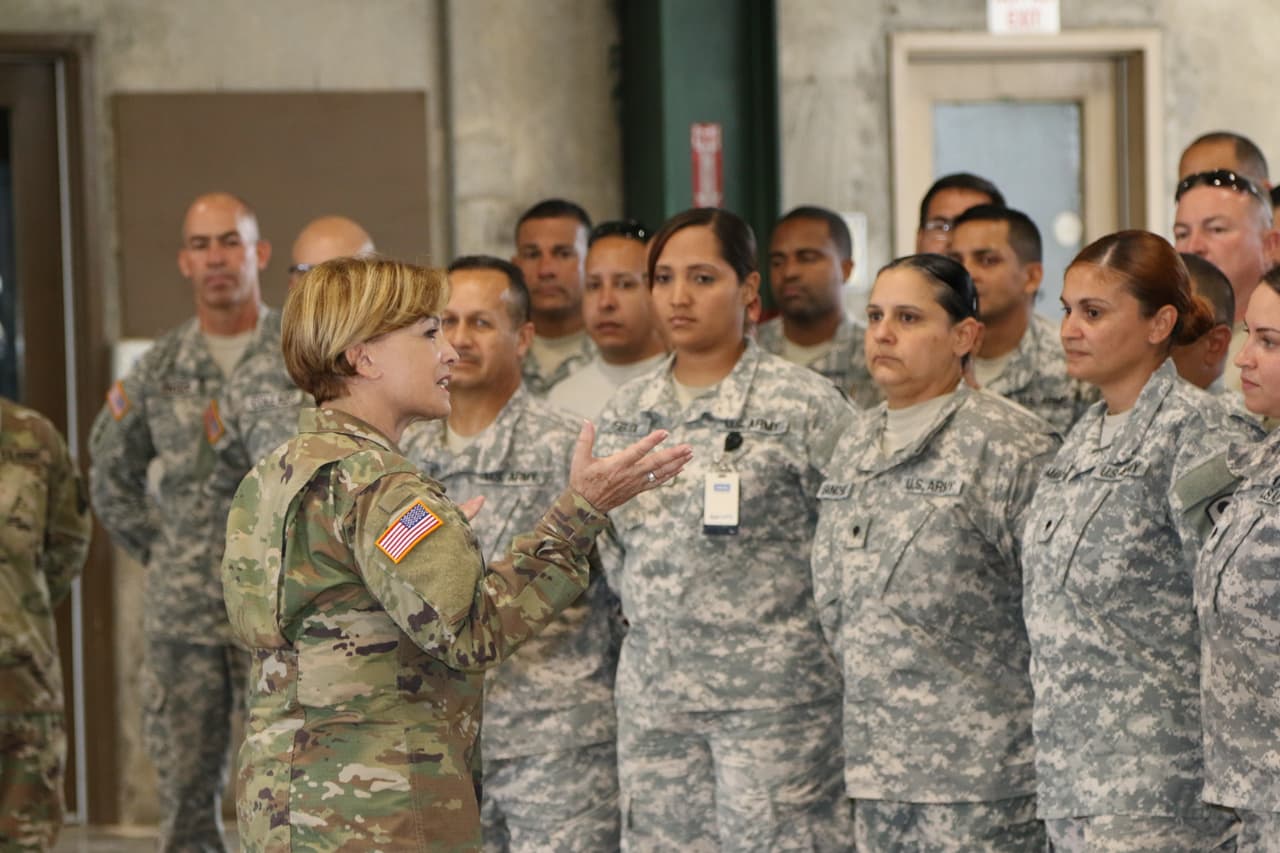 Es mujer, madre de cuatro hijos, esposa y fiel servidora de las fuerzas armadas. Es la primera mujer hispana, nacida y criada en Puerto Rico, en llegar a ocupar el prestigioso puesto. Su misión es continuar rompiendo la brecha y aumentar la presencia de mujeres en la milicia y posciones de poder.
