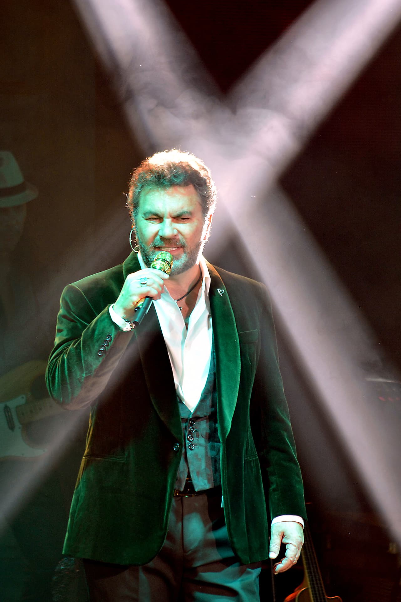 El
<a href="https://www.univision.com/entretenimiento/no-se-murio-el-amor-mijares-mando-un-carinoso-mensaje-de-cumpleanos-a-lucero-fotos">exmarido de Lucero</a> explicó cómo fue que surgió la idea: "En mi cumpleaños, en febrero pasado, cantamos juntos en la fiesta familiar, entonces yo lo grabé".
<br>