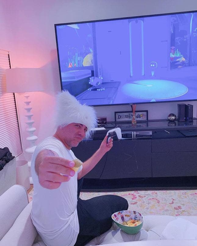 6 días después, el cantante mexicano publicó esta fotografía en Instagram donde se aprecia que estaba jugando mientras comía papas fritas. Acompañó la instantánea con el siguiente mensaje en italiano: "Aquí madurando".
<br>