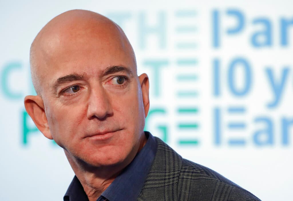 <h3 class="cms-H3-H3"><b>Jeff Bezos</b></h3>
<br>
<br>El 
<b>patrimonio neto del fundador de Amazon se redujo en $61,100 millones</b>. Sin embargo, el monto de su patrimonio alcanza los 131,000 millones. Es el segundo hombre más rico y renunció como director ejecutivo de Amazon el año pasado para concentrarse en su empresa de viajes espaciales Blue Origin.
<br>