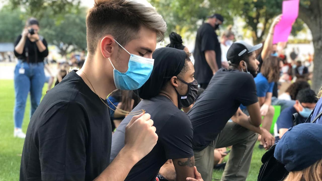La protesta fue organizada por estudiantes de las preparatorias de Cinco Ranch y Seven Lakes.