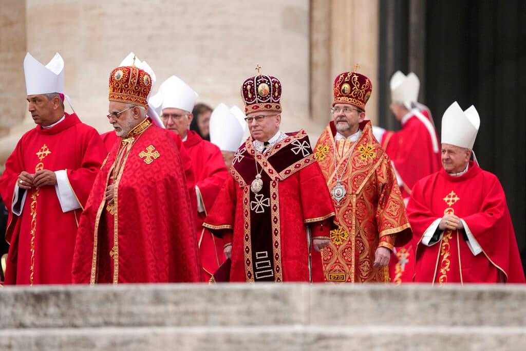 Un grupo de cardenales llegando a la ceremonia que comenzó poco antes de las 09:30 hora local de Roma (3:30 EST).