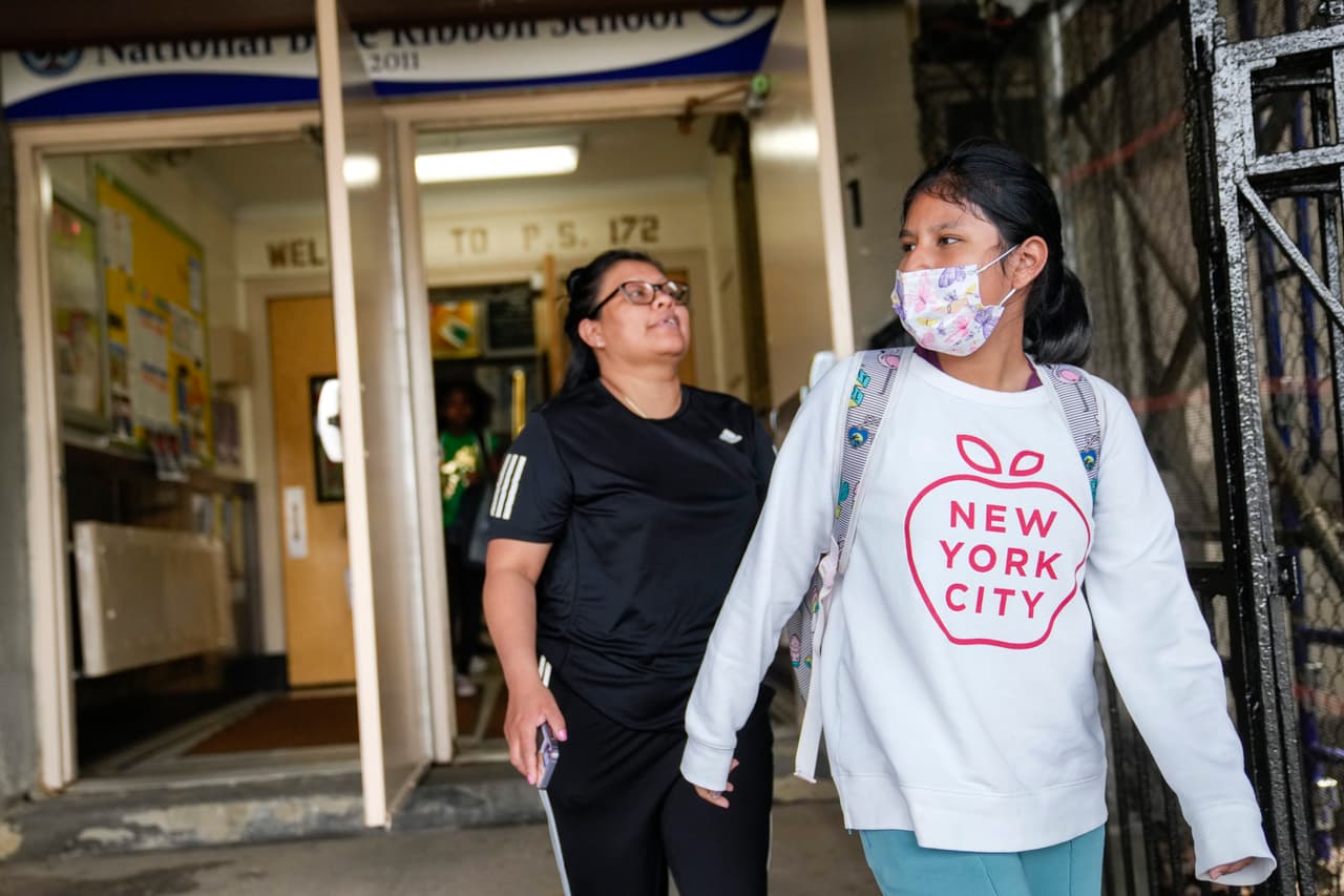 Una madre y su hija salen de la escuela 172.