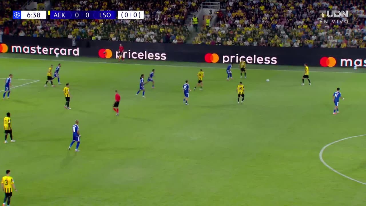 ¡GOL!  anota para AEK Athens. Luka Jovic