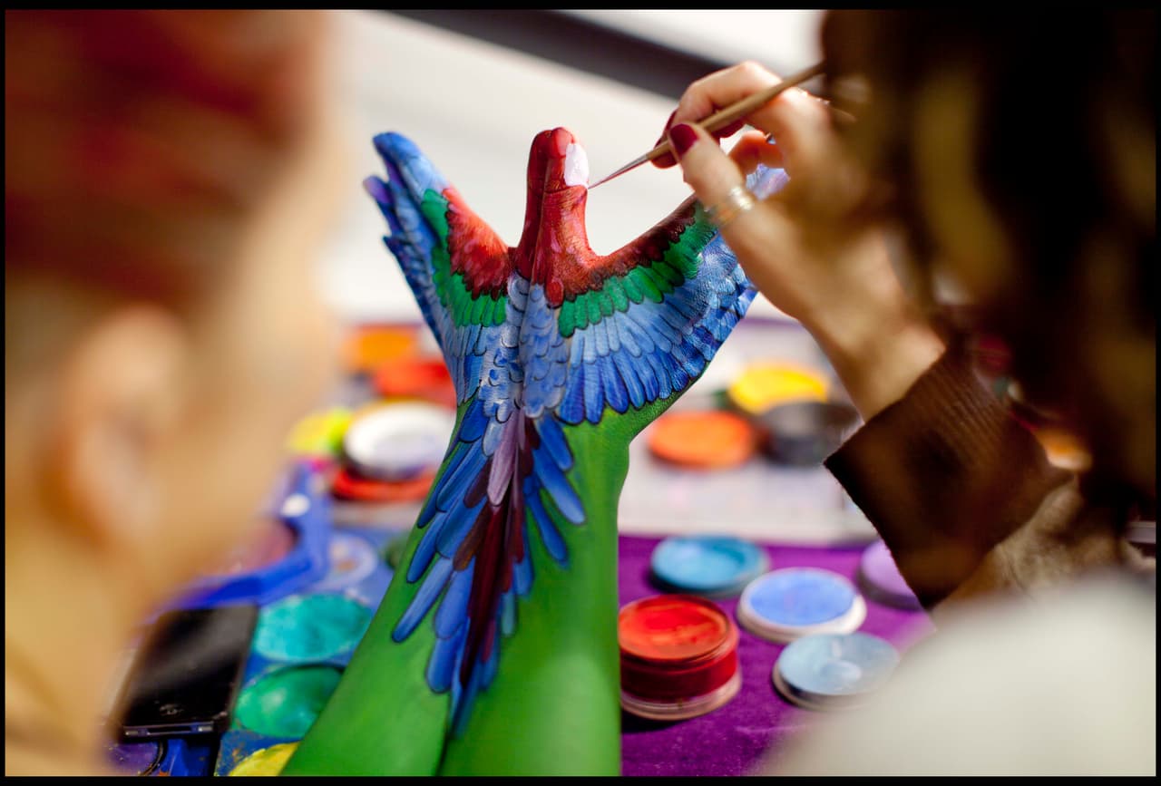 Mujeres desnudas son transformadas en aves.