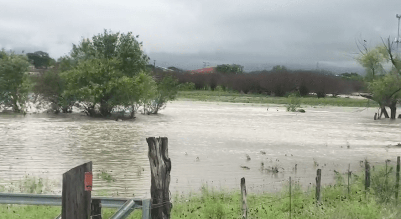 Manténgase informado. Escuche la radio y la televisión, incluida la radio meteorológica de la NOAA si es posible, consulte Internet y las redes sociales para obtener información y actualizaciones.