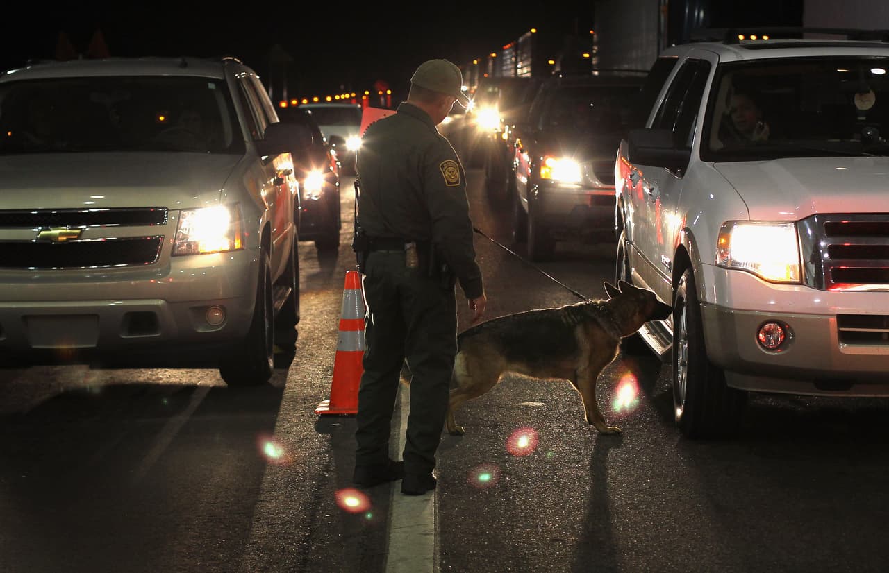 <b>Zonas</b> 
<b>fronterizas</b>
<br>Finalmente, otro de los lugares en los que cualquier personas corre mayo riesgo de que su identidad sea escrutada y verificada y su pasado legal revelado son los territorios fronterizos. El 25 de enero del año pasado, 
<a href="https://www.univision.com/temas/donald-trump">Donald Trump </a>firmó la 
<a href="https://www.univision.com/noticias/inmigracion/texto-completo-de-la-orden-ejecutiva-de-trump-sobre-sobre-ciudades-santuario">Orden Ejecutiva 13768</a> sobre las jurisdicciones o ciudades santuario. En ella, el mandatario estableció nuevas prioridades de deportación y decretó que la permanencia indocumentada era una amenaza a la seguridad pública y nacional. Con este paso, el gobierno puso a los 11 millones de inmigrantes indocumentados que se cree viven en Estados Unidos, algunos establecidos desde hace más de dos décadas y sin antecedentes penales, en la mira de la Oficina de Inmigración y Aduanas (ICE) en todo el territorio nacional. En la franja fronteriza de hasta 100 millas tierra adentro es lugar de operación de la Patrulla Fronteriza, que tiene toda la autoridad de perdir documentación sin una orden de un juez.