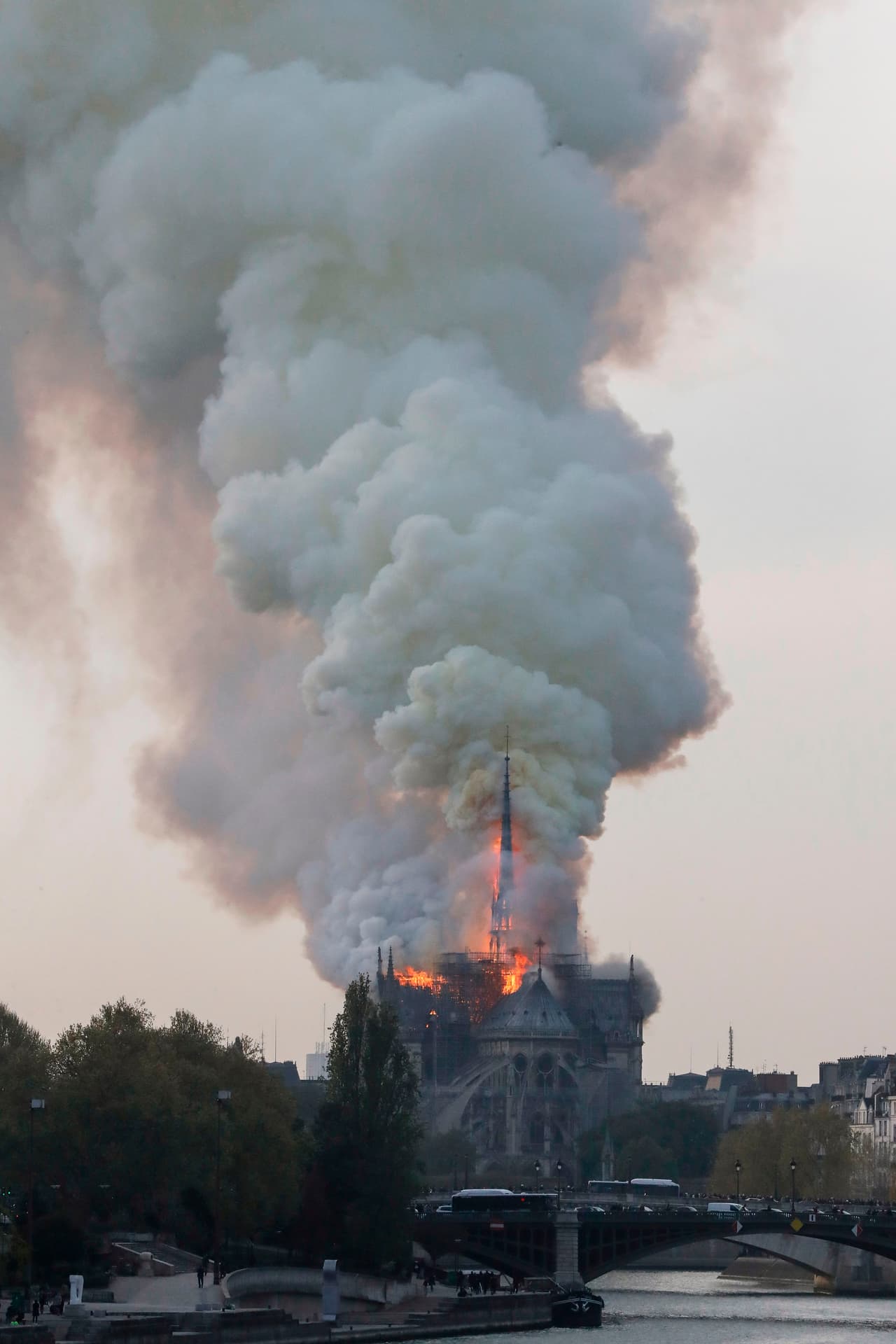 La columna de humo subió cientos de metros de altura y pudo verse desde numerosos puntos de la ciudad.