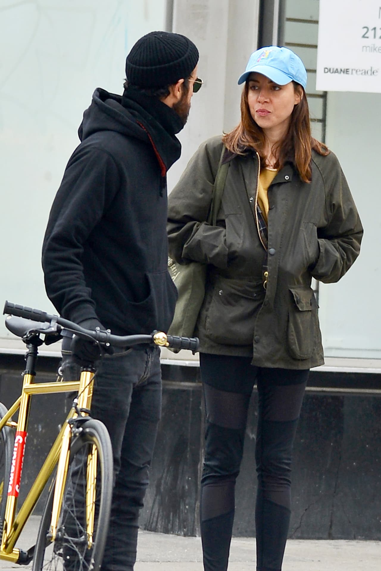 Ambos se conocen desde 2010, porque Theroux había participado junto a la comediante en cuatro episodios del programa. En el 2011, Plaza comenzó a salir con el escritor Jeff Baena, de quien públicamente no ha dicho que esté separada.