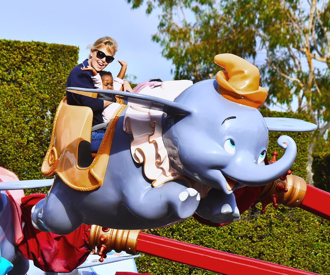 ¿A quién no le encanta subirse a esta atracción voladora de Dumbo?