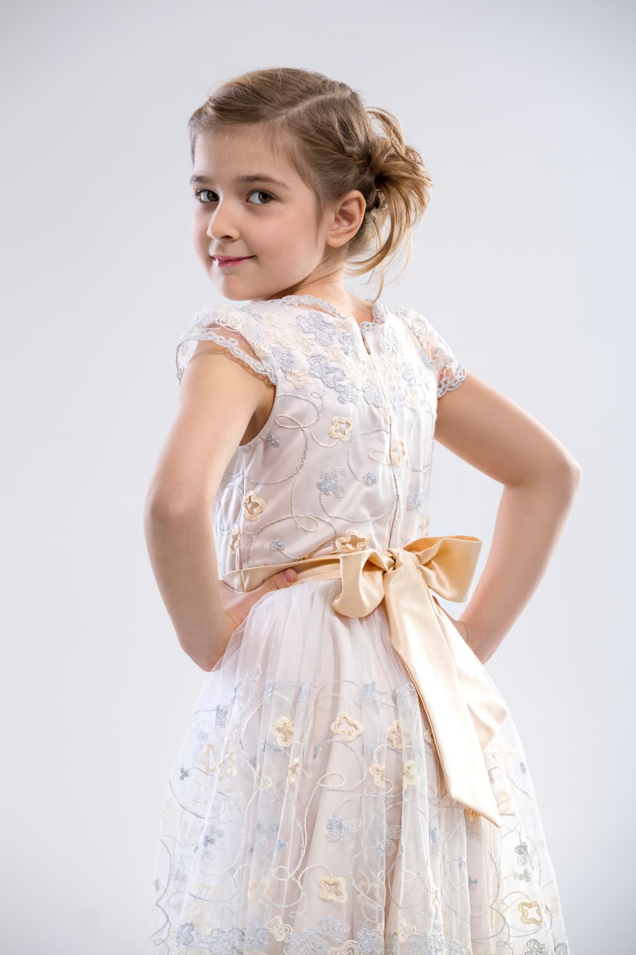 También sirve vestirte a ti y tus seres queridos de blanco, para atraer pureza, así como un listón o cintillo amarillo o naranja, que atraen espiritulidad y renovación.