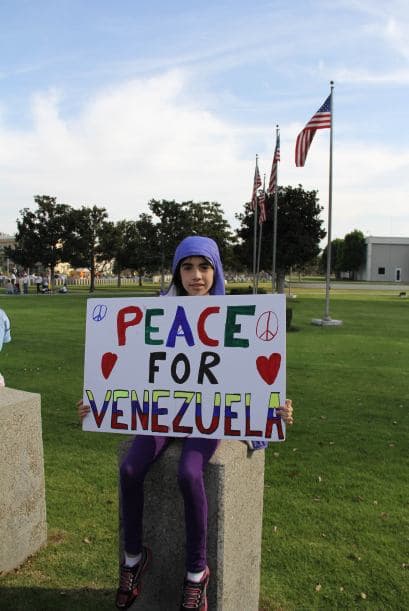 Pese a las distancias y tráfico característico de Los Ángeles, cientos de Venezolanos se unieron a la campaña mundial #SOSVenezuela para apoyar a todo el pueblo venezolano tras 10 días de protestas continuas en dicho país. A la manifestación se unieron guatemaltecos, peruanos, brasileños, libaneses, americanos y muchas otras nacionalidades que hacen vida en la Cosmopolita ciudad del oeste del país. Consignas, cantos y la familiaridad característica venezolana recibieron apoyo de los transeúntes en los alrededores del edificio Federal ubicado en la avenida Wilshire.