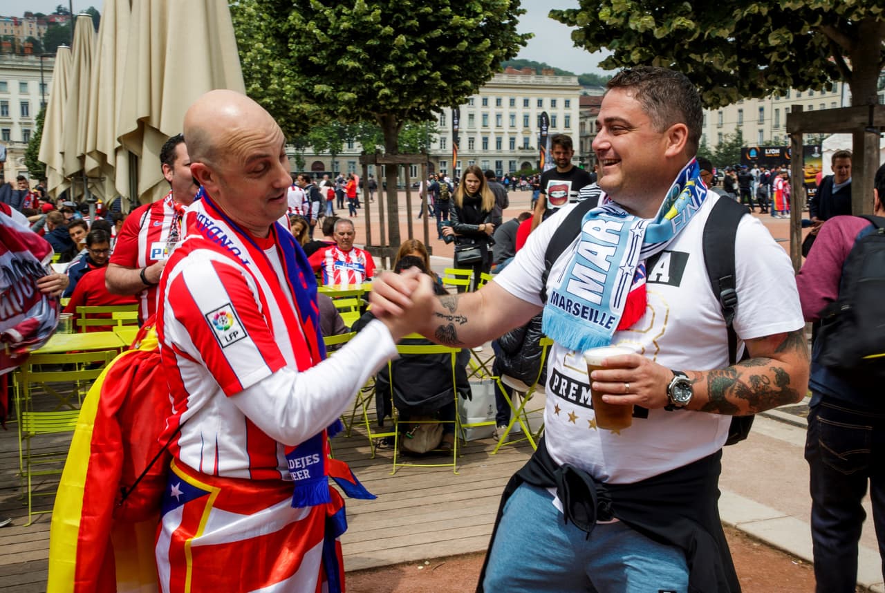 Los aficionados del Atlético de Madrid y Marsella se tomaron las calles de Lyon desde muy temprano, este miércoles, en la previa de la gran final de la UEFA Europa League. Gran ambiente en la ciudad francesa en donde el título estará en juego.
