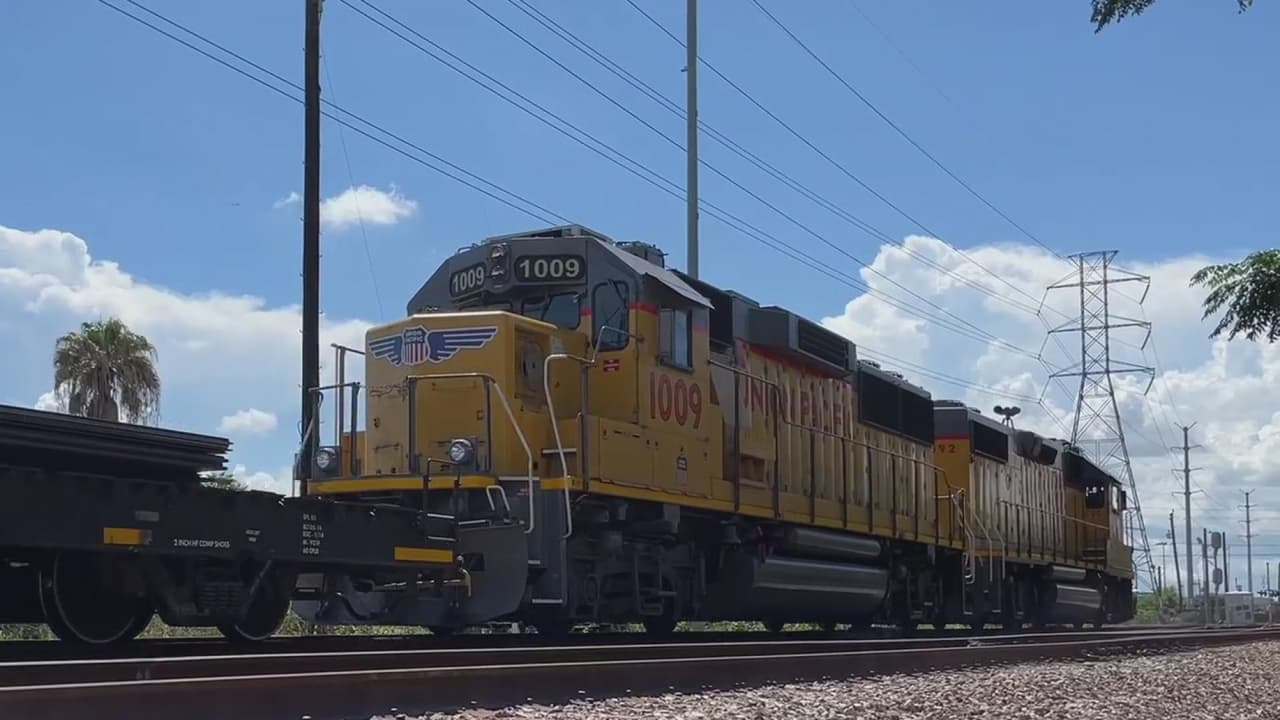 Dos compañías ferrocarrileras podrían fusionarse lo que haría que haya más trenes circulando por Houston.