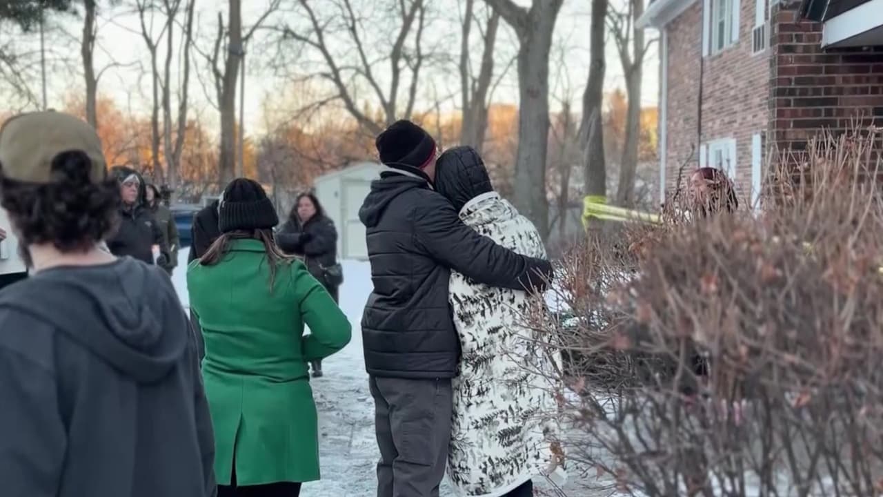 Revuckas, quien trabajaba como pintor y vivía con su novia,
<b> compareció por segundo día ante la corte el jueves 29 de enero.</b> Un juez determinó que representa un peligro para la comunidad, por lo que permanecerá detenido durante el proceso legal.
<br>